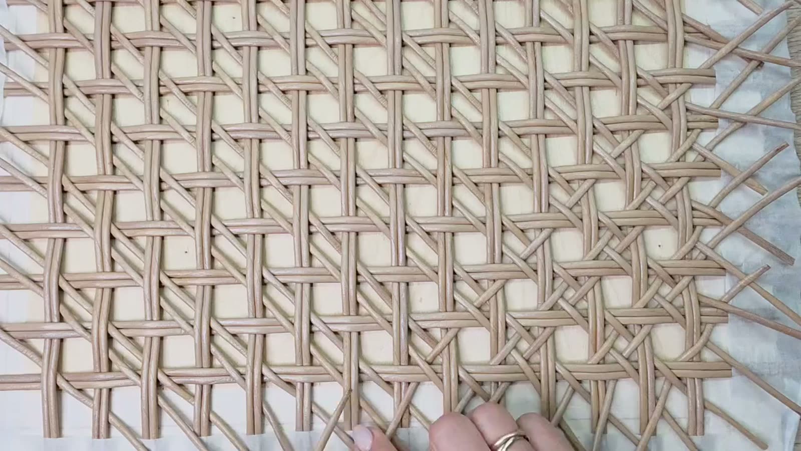 Плоское плетение из бумажной лозы крупным планом